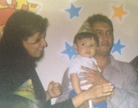 Dina aparece com filho e ex-companheiro em foto tirada em 2001