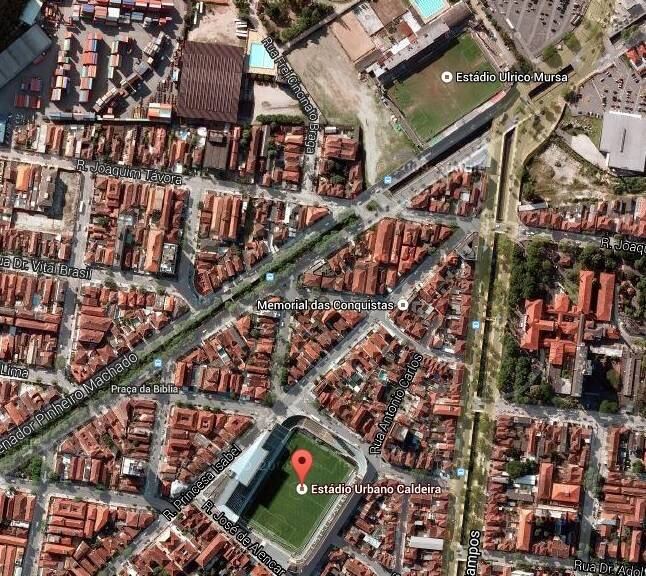 No futebol brasileiros, é impossível comparar a grandeza de Santos e Portuguesa Santista, a ponto de a única proximidade entre os clubes ser na localização entre os estádios Urbano Caldeira, popularmente conhecido como Vila Belmiro, e o Ulrico Mursa