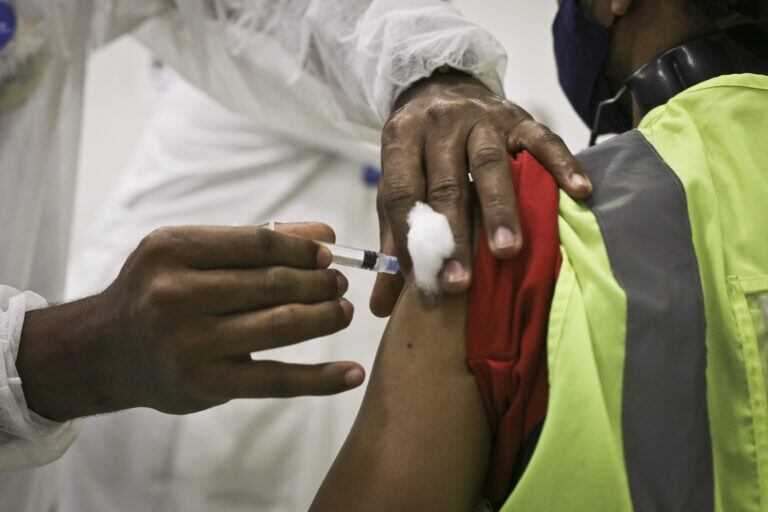 Homem recebe vacina contra a Covid-19 em Brasília (DF)