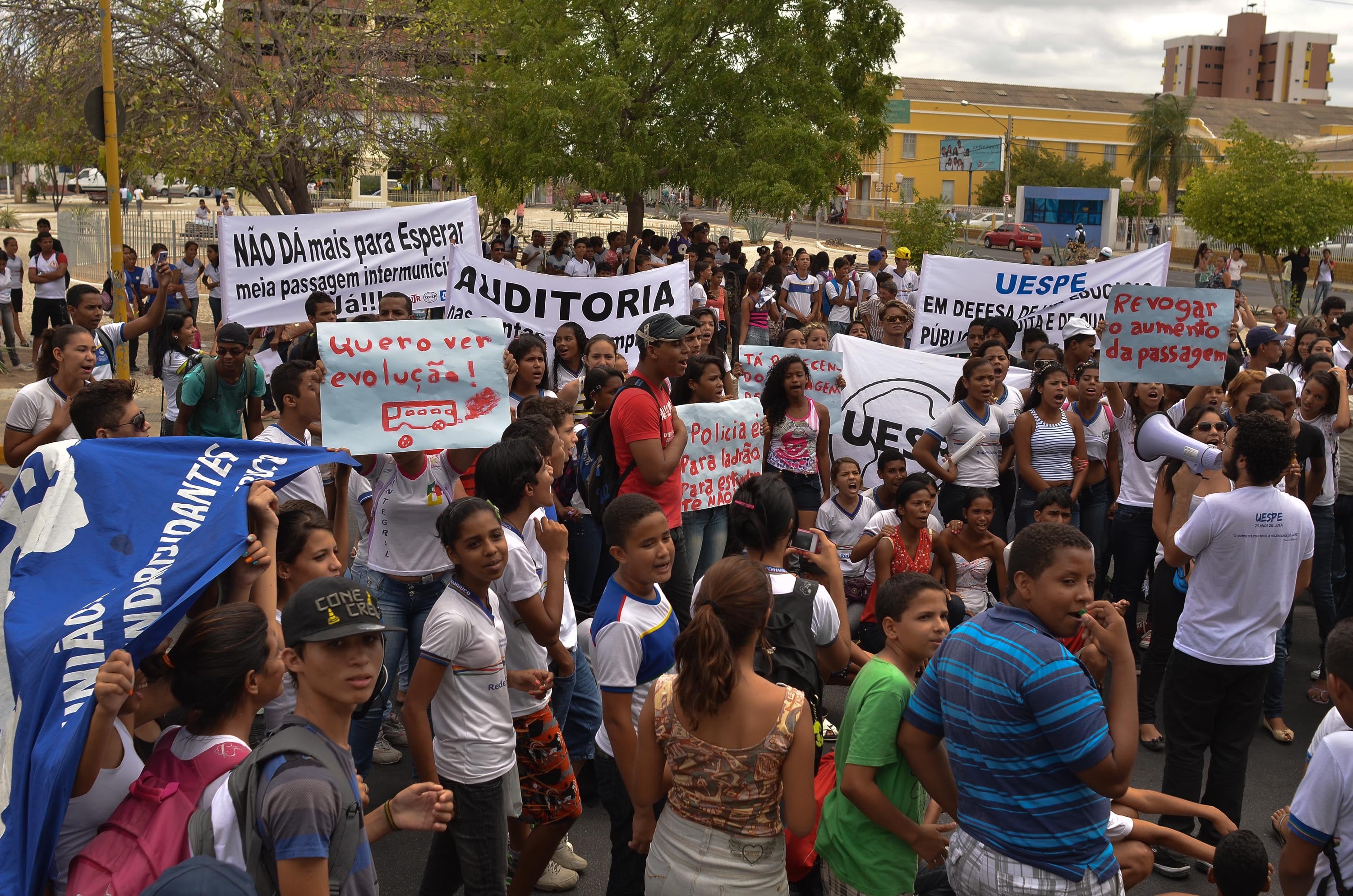 Grupo de manifestantes chegou a queimar pneus em frente à prefeitura