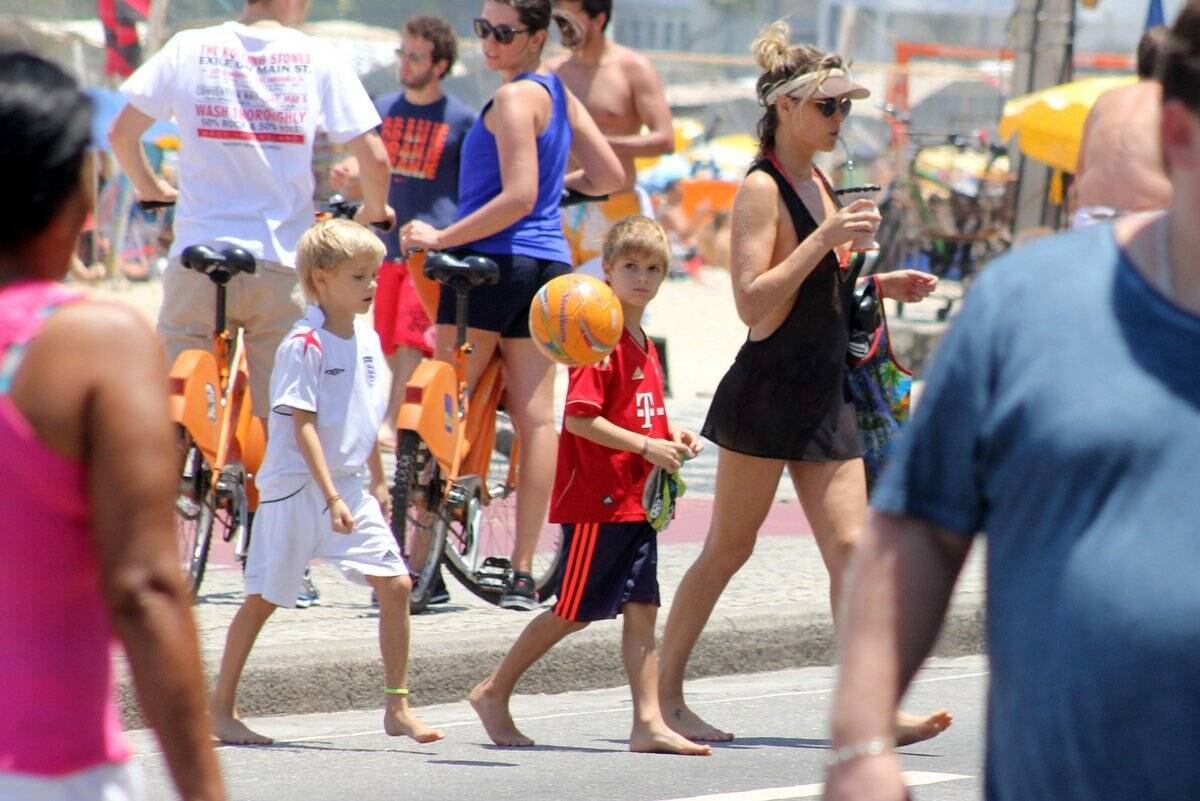 Fernanda se divertiu em uma praia do Rio de Janeiro 