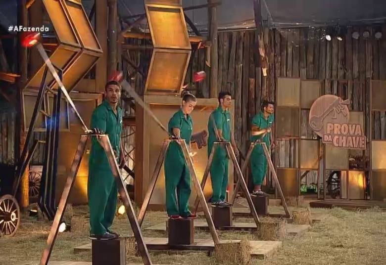 Em uma nova Prova da Chave, Rayanne mostrou sua
força e desbancou os favoritos Douglas Sampaio, João Paulo Mantovani e Marcelo
Bimbi. Na disputa, os peões tinham que girar uma manivela que garantia a
sustentação da bolinha. Vencia quem garantisse a sustentação da bolinha por
mais tempo

+ Em atividade, peões comentam momentos marcantes de cada uma das semanas de confinamento
+ Turma do Ronco: Peões descansam durante a tarde do último sábado de A Fazenda 8
+ Douglas, Rayanne e Ana Paula cantam músicas de Latino e peão enfatiza: “Quem planta sacanagem colhe solidão”


