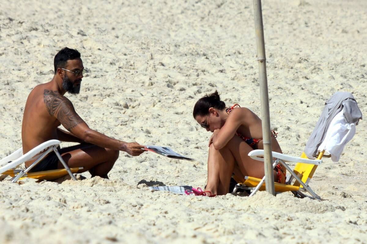 Carolina Ferraz tomou sol com o namorado