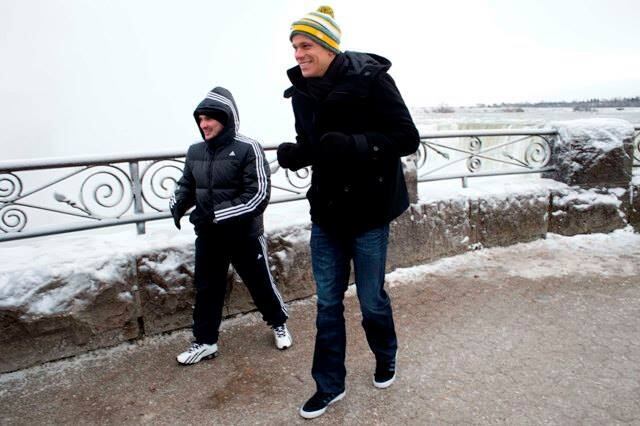 Nas fotos postadas por eles nas redes sociais, os dois
parecem estar usando as passagem pela cidade para trinar e se acostumar com o
inverno rigoroso