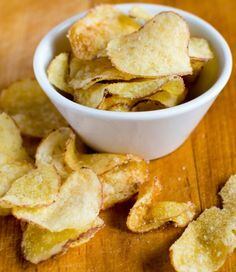 Os chips de batata doce são uma opção às batatas industrializadas. A batata doce é uma fonte de fibras, ferro e carboidratos saudáveis. Para fazer essas batatas, é necessário fatiá-las bem fininhas, deixá-las de molho na água com sal por 10 minutos e depois colocá-las no micro-ondas de dois a três minutos de cada lado, em potência alta