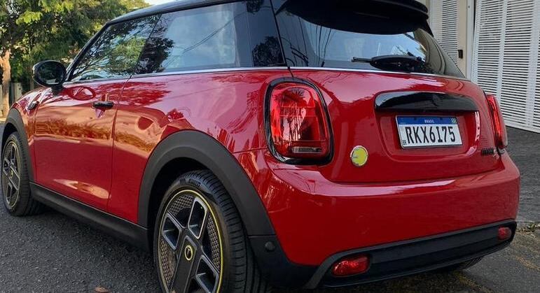 Porta-malas tem os mesmos 211 litros enquanto a bateria está localizada abaixo do carro em formato “T” para equilibrar a sensação de direção