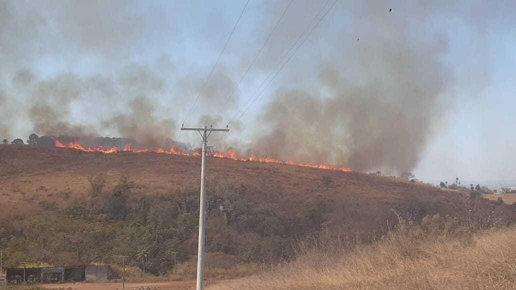 Fumaça e chamas podiam ser vistas de longe