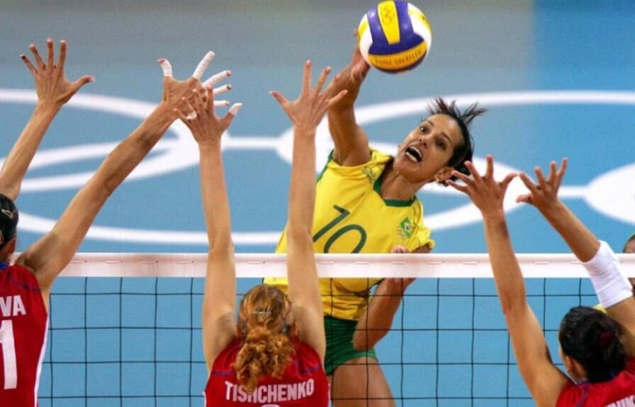 Rússia x Brasil – Semifinal Vôlei Feminino em Atenas-2004
Em 2004, nos Jogos Olímpicos de Atenas a Seleção Brasileira feminina de vôlei sofreu uma virada da Rússia, na semifinal da competição. A equipe chegou a estar na frente por 2 sets a 0, mas cedeu ao empate e viu a seleção europeia virar o jogo, conquistando a vaga na final. As parciais foram de 18/25, 21/25, 25/22, 28/26 e 16/14.