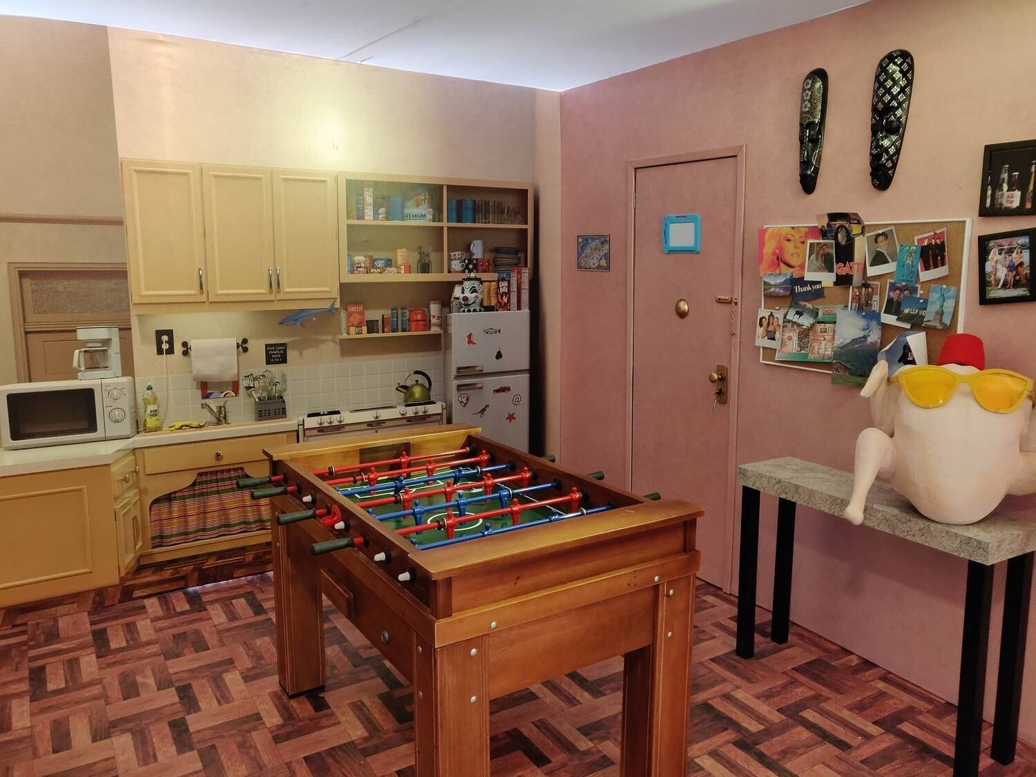 Já no apartamento do Joey, a tradicional mesa de pebolim guarda uma surpresa, que somente os fãs mais ávidos vão entender. Ao entrar na Casa, cada visitante ganha uma chave de metal, que ao ser inserida em certos locais da exposição, ativam efeitos, como neste caso