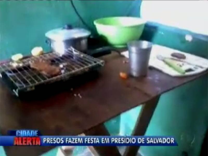 Os detentos da penitenciária Lemos de Brito, em Salvador, parecem ter uma vida boa. Em um vídeo, presos mostram como fazem a festa na cadeia. Assista a matéria
