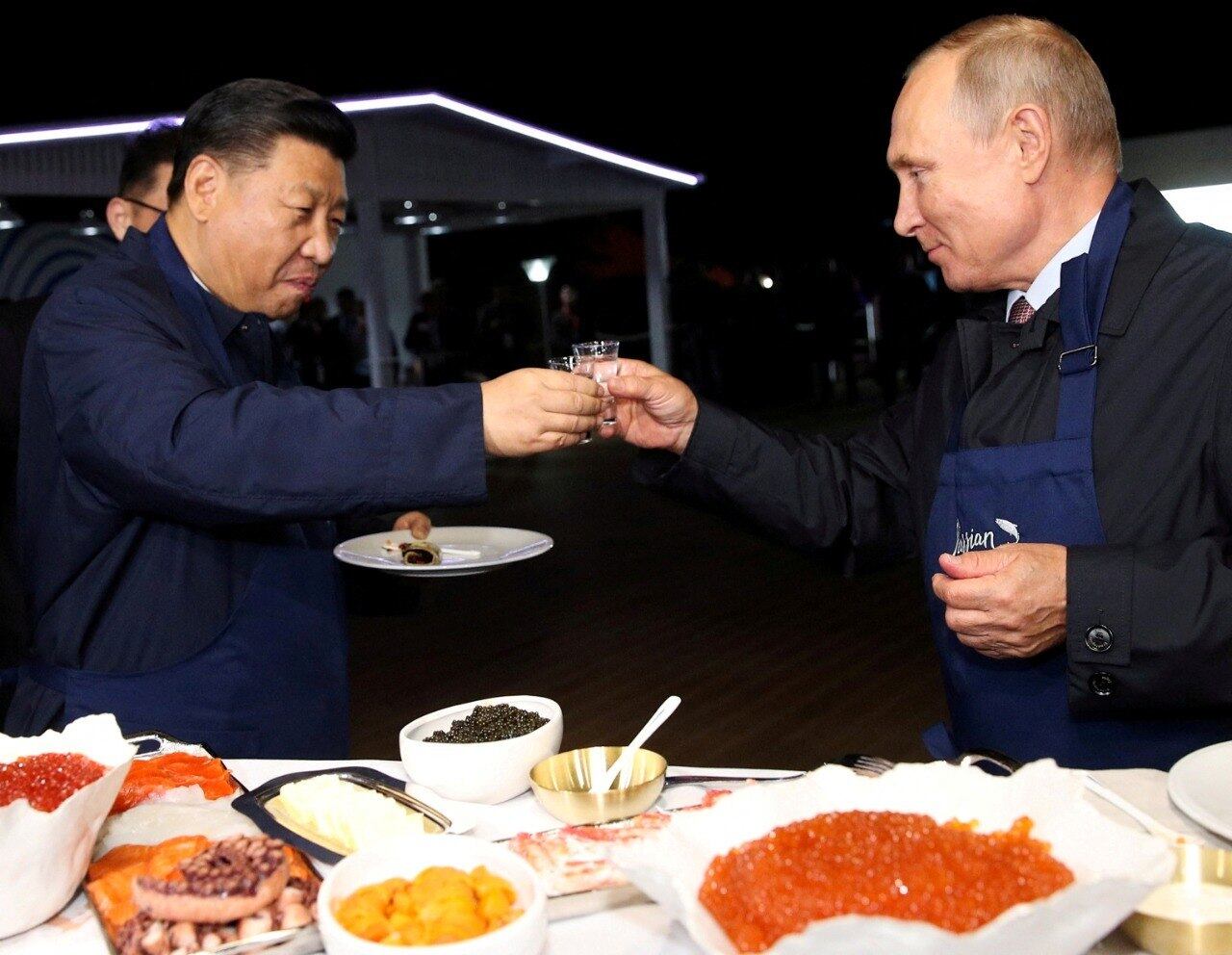 Xi Jinping (à esq.) e Vladimir Putin (à dir.) em encontro oficial em 2018