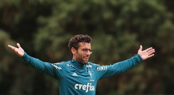 Valentim conseguiu nove vitórias, dois empates e quatro derrotas no Palmeiras