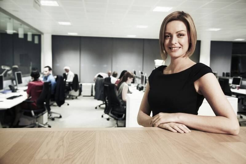 Equiparação salarial
“É o caso de pessoas que fazem a mesma função, mas têm
salários diferentes”, diz o advogado Livio Enescu. É raro que empresas possuam
plano de carreira e salários homologado no Ministério do Trabalho. Com isso,
acontece essa discrepância. Quem estiver nessa condição, deve se informar sobre
quanto o colega recebe antes de ingressar com a ação e “provar que fazia a
mesma função, com a mesma produtividade, por determinado período de tempo”, diz.
Paulo Hoffman acrescenta que “tem casos de mudança de função que não muda o
salário”, que também justificam um processo contra o ex-empregador