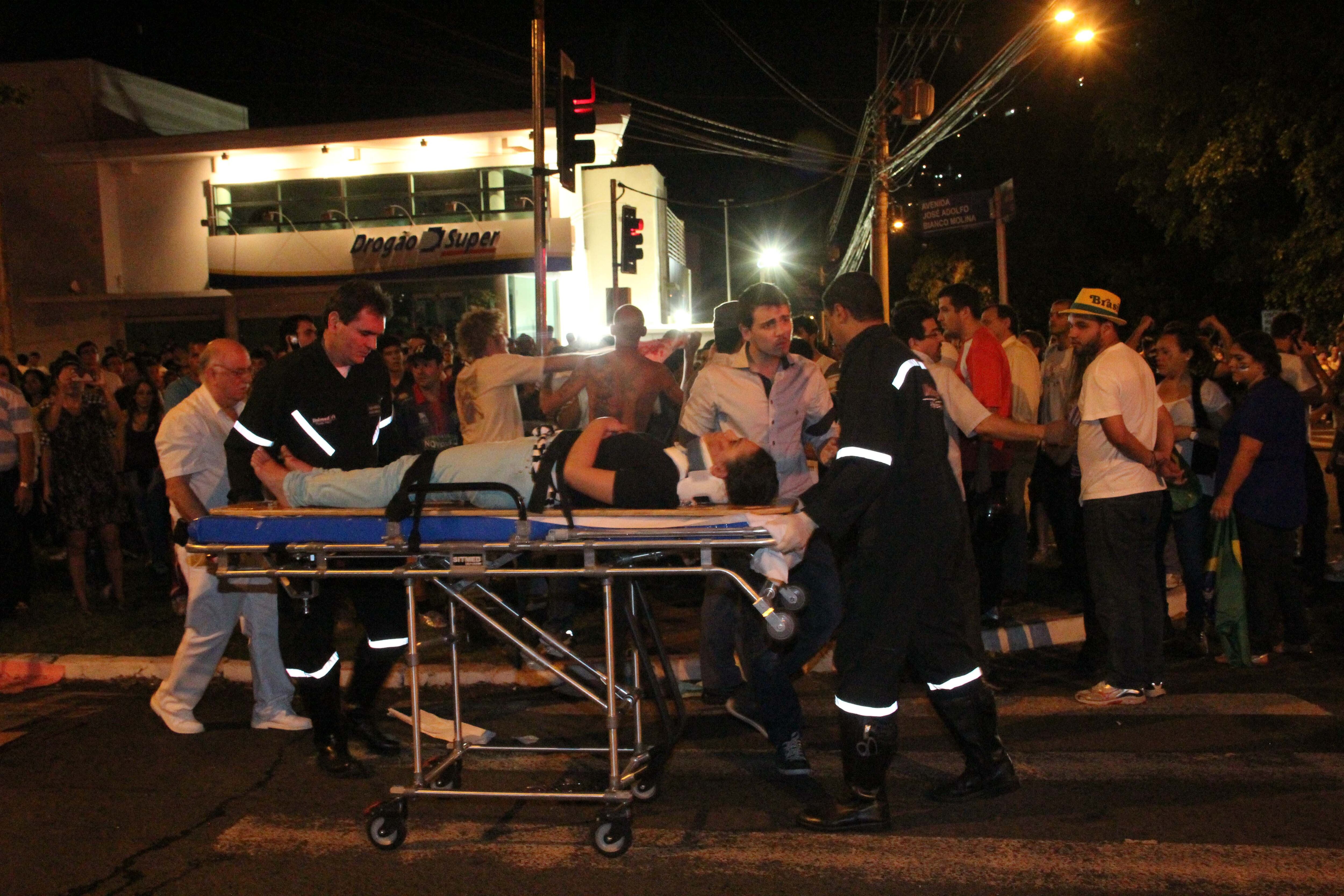 Doze manifestantes foram atingidos pelo carro de luxo