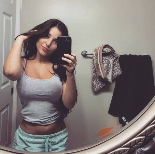 De acordo com a Angie, a maioria das fotos presentes na internet são montagens: os usuários recortam apenas o seu rosto e o coloca em imagens de outras mulheres nuas