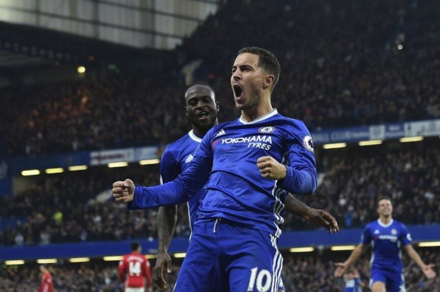 O Real Madrid ainda não desistiu de contratar o craque belga Eden Hazard, pelo menos é o que afirmou o jornal inglês 'Mirror'. O clube espanhol ainda vê no jogador do Chelsea, um possível substituto para Cristiano Ronaldo, que deixou a equipe para se juntar à Juventus.

