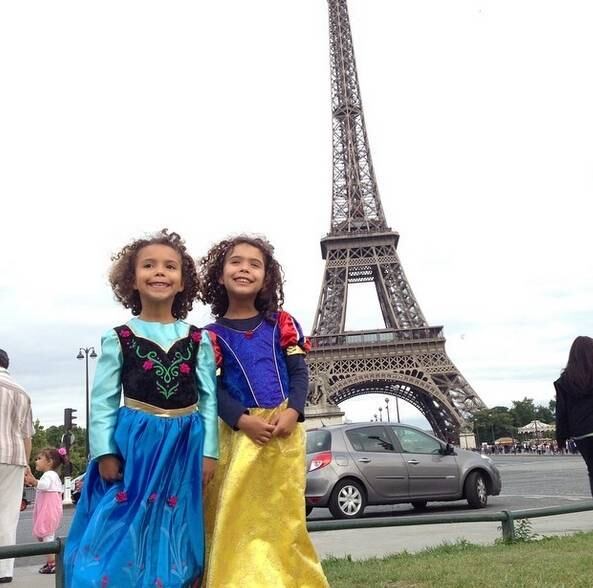 As meninas se vestiram de princesa durante uma viagem à EuroDisney e não quiseram saber de tirar as fantasias nem na hora de posar em um dos principais pontos turísticos de Paris, a Torre Eiffel