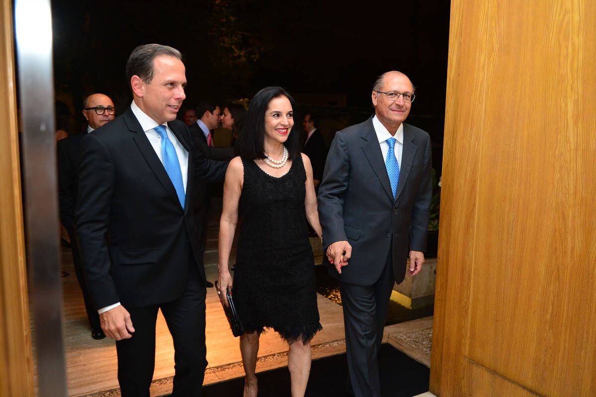 O candidato tucano ao governo de São Paulo cumpriu agenda de campanha, nesta segunda-feira (15), em São Paulo. Alckmin reforçou apoio a Aécio Neves e disse, em encontro com artistas pela manhã, que o candidato "tem possibilidade, sim, de crescer, tem espaço para crescer na eleição"