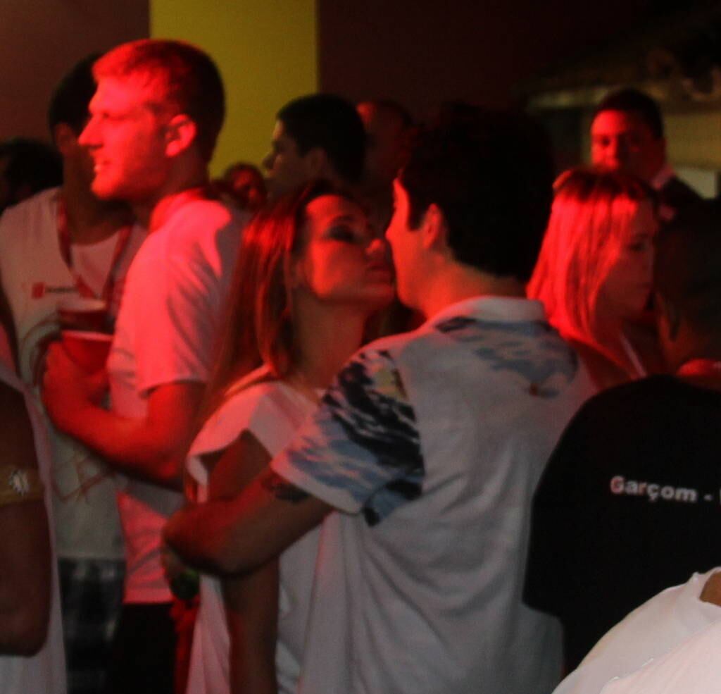 O casal trocou beijos e carinhos em um camarote