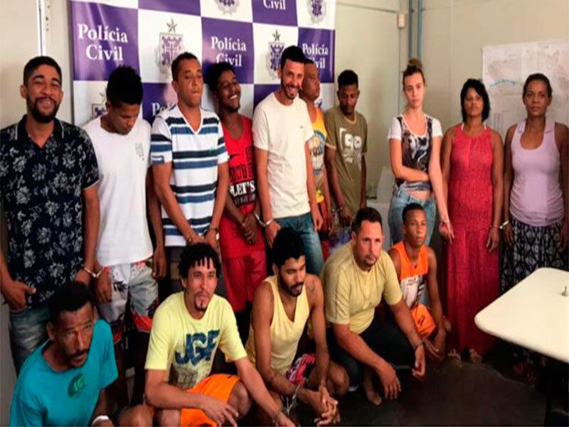 Durante a apresentação, alguns suspeitos riram da situação