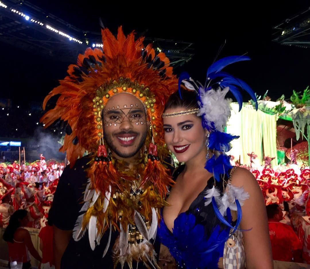 Vivian é famosinha nas redes sociais. Tem mais de 28 mil seguidores e vive posando com famosos. Na foto acima, ela aparece com Hugo Gloss no festival de Parintins