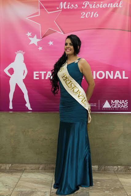 Uma detenta de 30 anos foi eleita a mais bonita em um concurso de beleza realizado entre as unidades prisionais de Uberlândia, Uberaba e Patos de Minas. Tatiele Aparecida Silva conquistou a faixa de Miss Prisional Triângulo Mineiro e representará a região na busca pelo título estadual