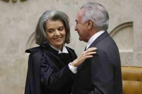 Cármen Lúcia cumprimenta Temer durante sua posse na presidência do STF