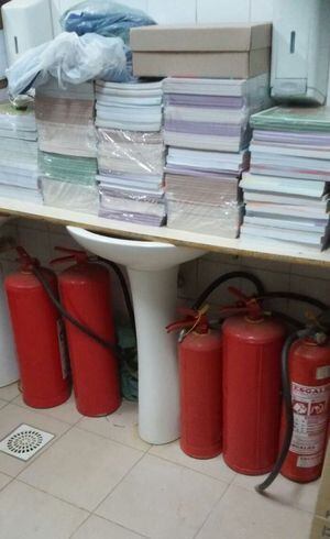 Extintores vencidos e material escolar dividem um banheiro na Escola Municipal Profa. Montaha Gibara Ayub, em Penápolis