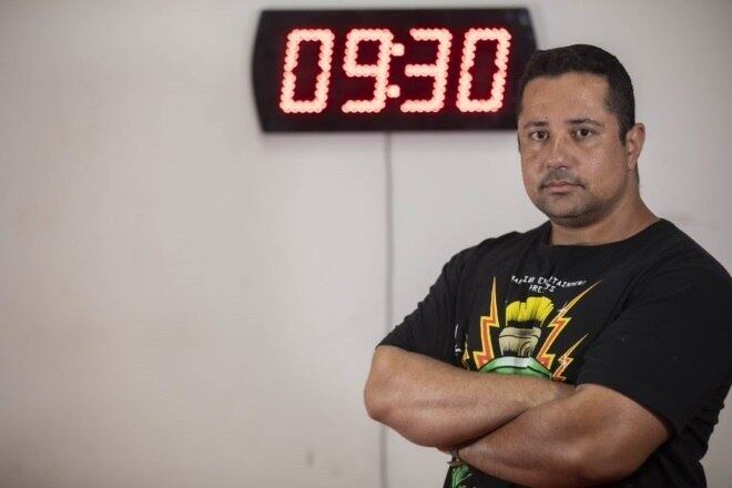 "A
imagem que tenho da escola é a mesma daquele dia, apesar da reforma. O ambiente começa a mudar agora. No convívio, depois do que
ocorreu, ficamos mais próximos. Peguei contato das pessoas. Elas falam comigo. Depois do ocorrido, eu fui algumas vezes à escola. Não deixei o meu apoio cair no esquecimento", disse o policial militar Eduardo Andrade que, mesmo afastado das atividades para se recuperar de um ferimento à bala, entrou na escola para enfrentar os assassinos e proteger os estudantes da Raul Brasil