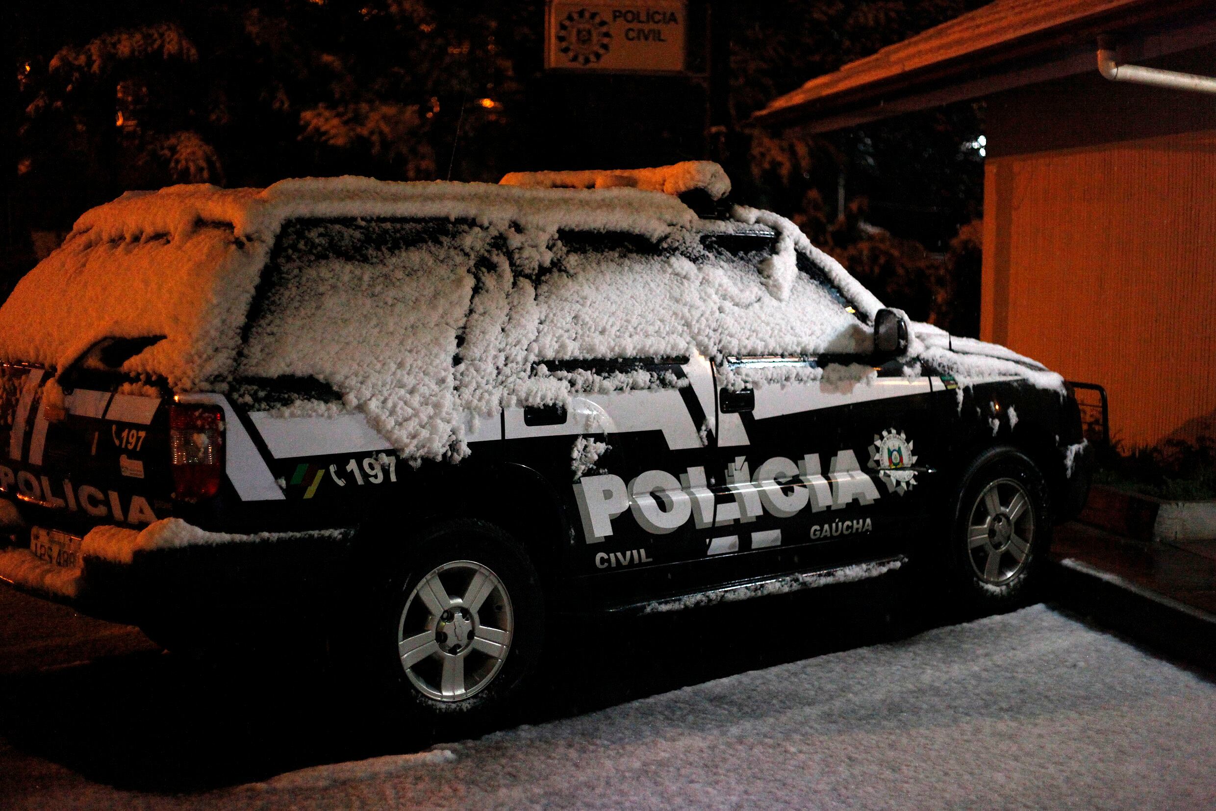 Neve na cidade de Gramado, nesta madrugada, cobriu carros. Vários municípios da serra gaúcha registraram neve