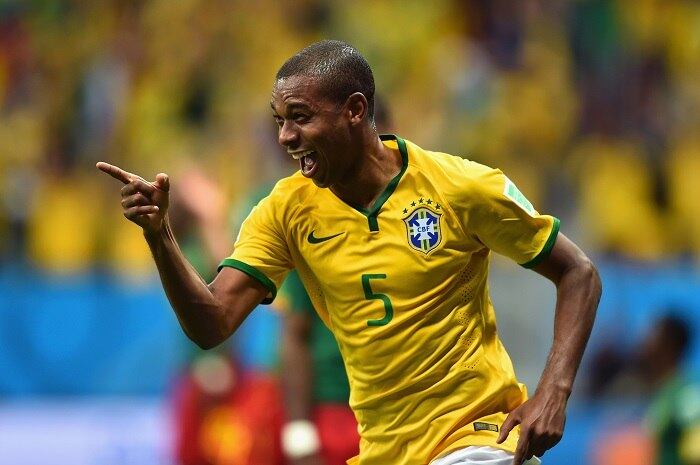 Fernandinho
Volante
Time - Manchester City
Salário - R$ 1,6 milhão por mês