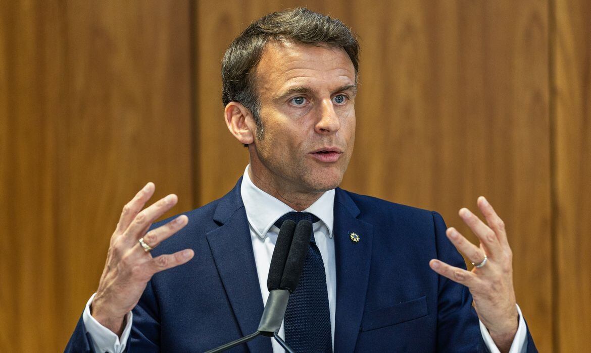Macron cobra acordo até 1º de agosto