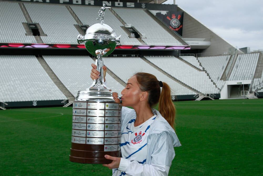 Foi realizado na manhã deste domingo (14), o  "NRC X SC Corinthians Paulista" da Nike+ Run Club, na Arena Corinthians, em Itaquera, na zona leste de São Paulo, que contou com a presença da apresentadora do "Programa da Sabrina", da RecordTV, Sabrina Sato. Rainha de bateria da Gaviões da Fiel, a escola de samba da maior torcida do clube, Sabrina é corintiana fanática e aproveitou a visita ao Itaquerão para posar com a taça da Libertadores da América, conquistada pelo time em 2012
