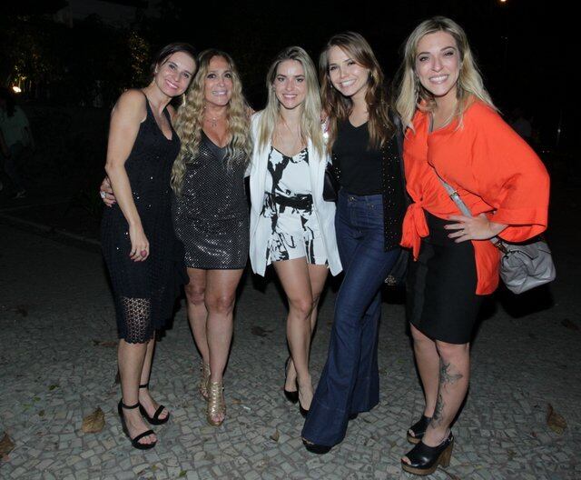 Parte do elenco feminino da novela posou juntinho para a foto