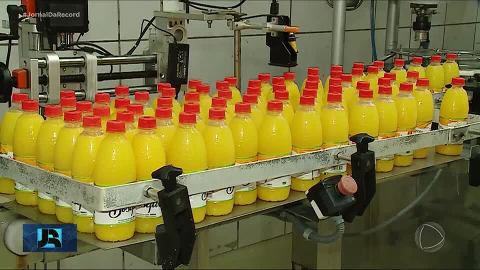 Trump assina decreto que oficializa taxa de 50% sobre produtos brasileiros exportados para os EUA