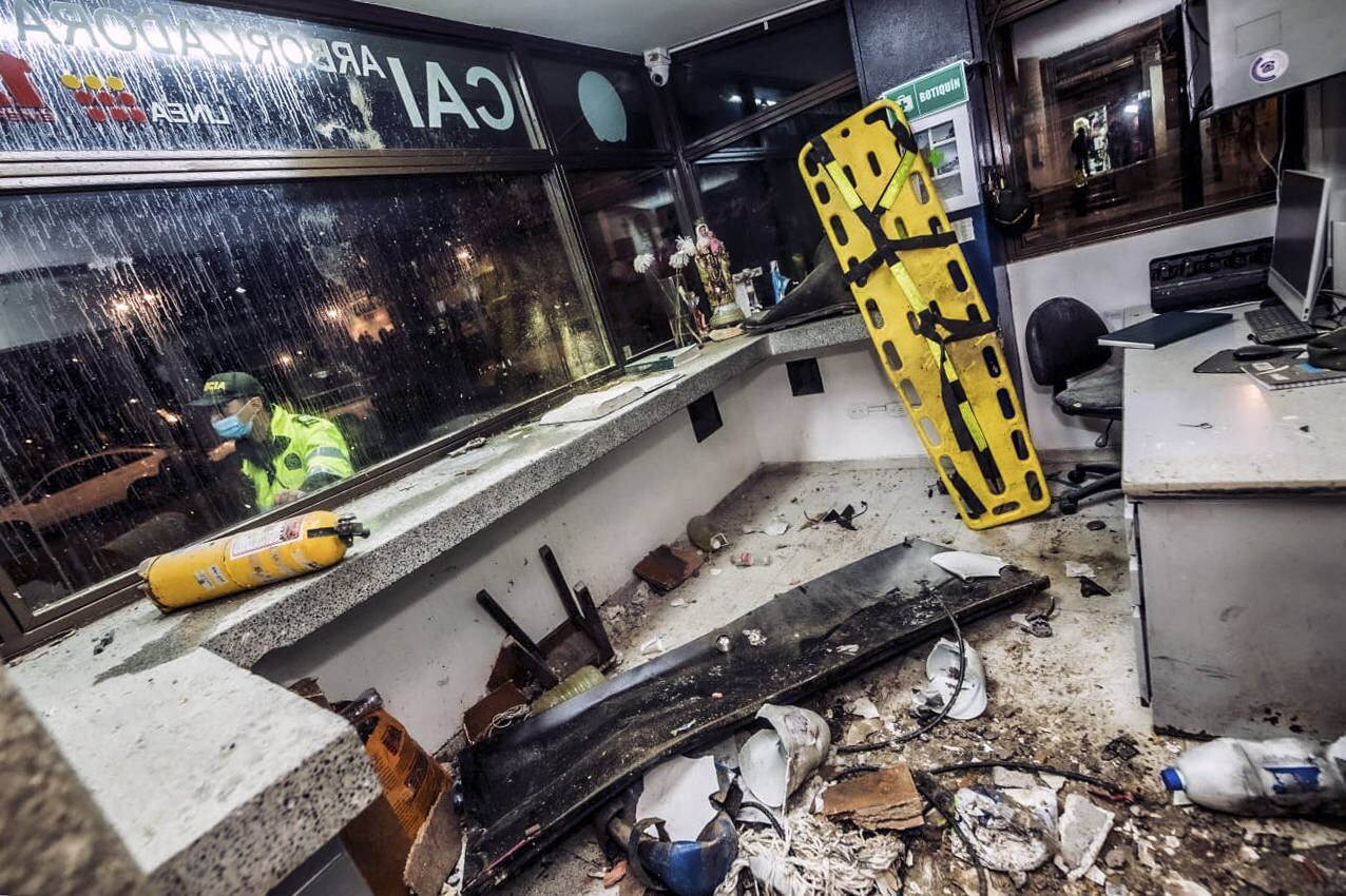 Explosão contra posto policial aconteceu na noite deste sábado (26); dois policiais ficaram feridos