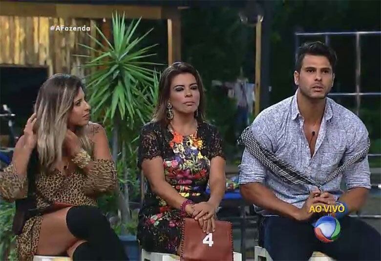 Na votação da última terça-feira
(24), quando tudo já parecia definido, Mara Maravilha
leu um envelope entregue por Luka e teve que mandar um dos três indicados  direto para a Roça. A escolha da cantora
foi, mais uma vez, Marcelo Bimbi

+ "Eu prefiro esquecer a Mara como jogadora", diz Douglas sobre ex-peoa de A Fazenda
+ Peões relembram trajetória de Amaral no reality e Rayanne afirma: "Ele é um cara muito iluminado"
+ Em atividade, Minerato fala sobre Thiago Servo: "Por mais que eu queira ele não vai sair da minha vida"

