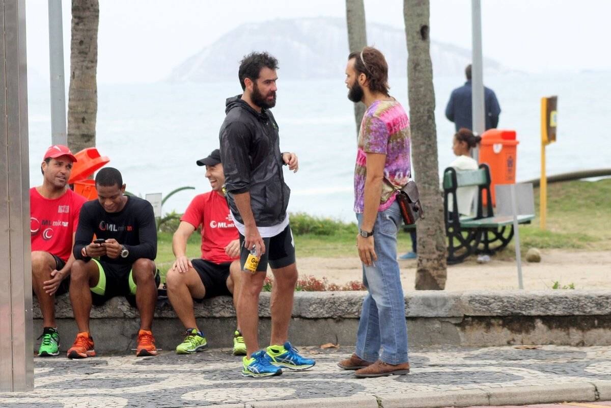 Vestido com roupa esportiva, o ator chamou a atenção pela boa forma e o visual barbudo