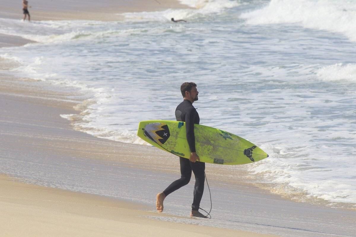 Cauã Reymond é fotografado em dia de surfe no Rio