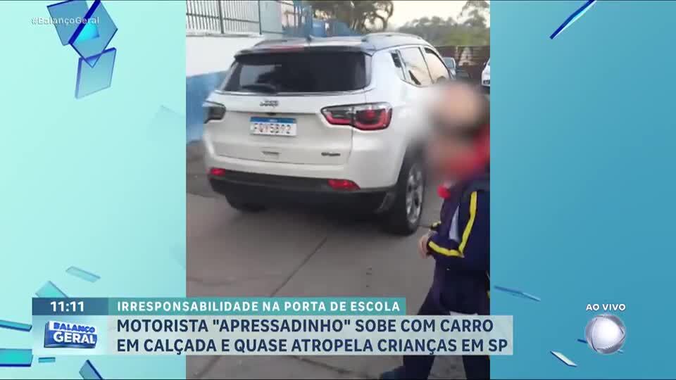 Motorista sobe com carro em calçada e quase atropela crianças em Carapicuíba (SP)
