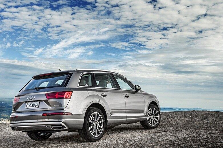 Outro ponto importante é a tecnologia Keyless Go com handsfree, que nada mais é do que o acionamento do porta-malas com “chutes” embaixo do difusor traseiro. Basta passar o pé da esquerda para direito (ou vice-versa) com a chave no bolso que a porta abre, evitando que o ocupante seja obrigado a colocar as coisas no chão