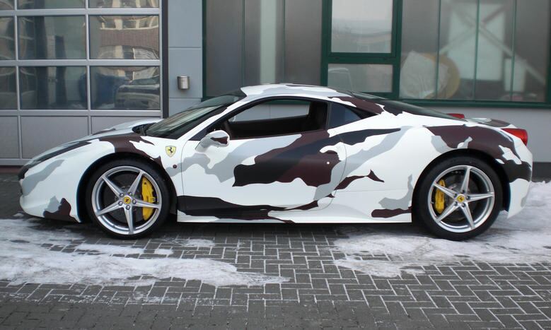 De perfil, o superesportivo italiano chama a atenção também pelas enormes pinças de freio amarelas nas rodas