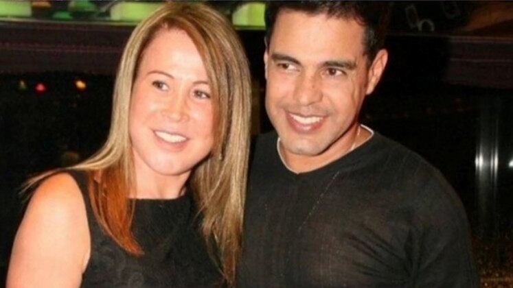 O relacionamento entre Graciele e Zezé sempre foi envolvido por polêmicas, desde quando assumiram o namoro em 2014. Antes de se envolver com a influenciadora, o cantor foi casado por 32 anos com a empresária Zilu, com quem tem três filhos, Vanessa, Camila e Igor. "Desde que a gente assumiu o relacionamento, eu venho sofrendo hate; até hoje existe esse negócio de ter destruído a família, de ser amante. Independente da forma que começou, a gente se ama. Eu me calei por muitos anos, por respeito", relatou a influenciadora digital.