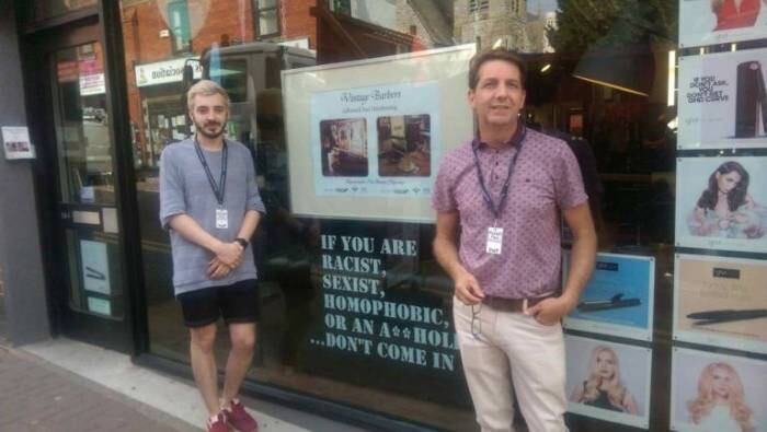 Cabeleireiro Richard Evans, à esquerda, com proprietário Russell Hughes