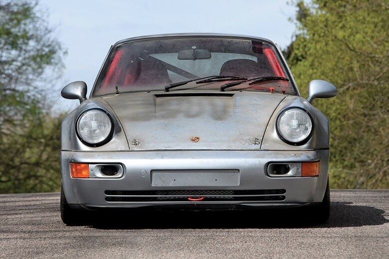 O esportivo está exatamente como era em 1993. Até a poeira que cobre o veículo é "original"