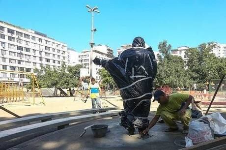 Estátua foi confeccionada em bronze