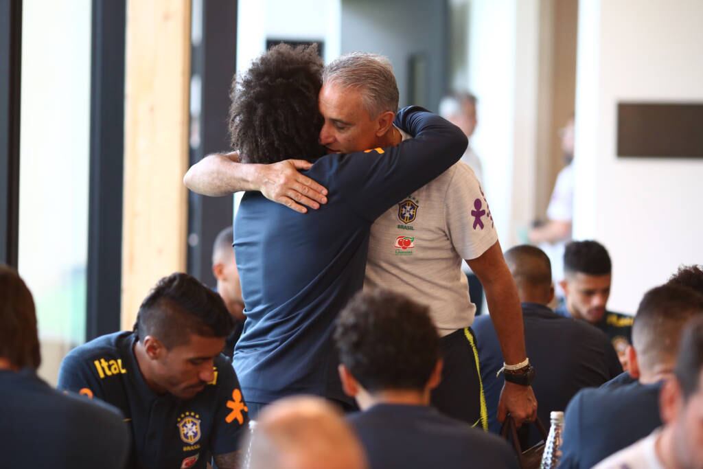 Tite adora o futebol de Marcelo. Vai tentar usá-lo no meio de campo