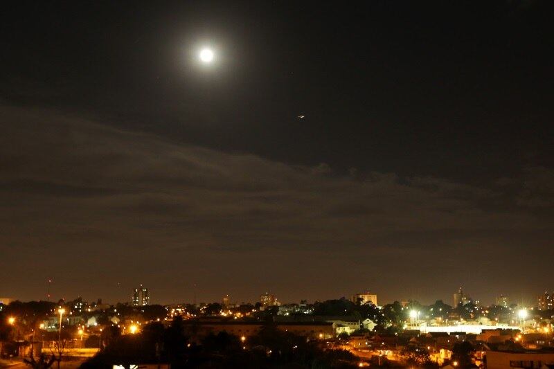 A Superlua ocorre quando a Lua, em fase cheia, se encontra no ponto mais próximo da Terra em sua órbita. A foto mostra a Superlua em Curitiba