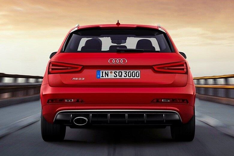 Lançado em junho no Brasil, o Audi RS Q3 é o primeiro utilitário da marca alemã a receber as modificações de sua divisão esportiva. Além do tradicional kit aerodinâmico, que inclui rodas enormes de 19 polegadas, saias, aerofólio e ponteira, o crossover derivado do hatch A3 usa freios de alta performance e mecânica "carregada na pimenta". O motor 2.5 turbo a gasolina despeja 310 cv de potência e 42,8 kgfm de torque nas quatro rodas, gerenciado pelo moderno câmbio automatizado de dupla embreagem e sete marchas. O resultado na prática fica explícito nos números de desempenho: 0 a 100 km/h em 5,2 segundos e velocidade máxima de 250 km/h — limitada eletronicamente