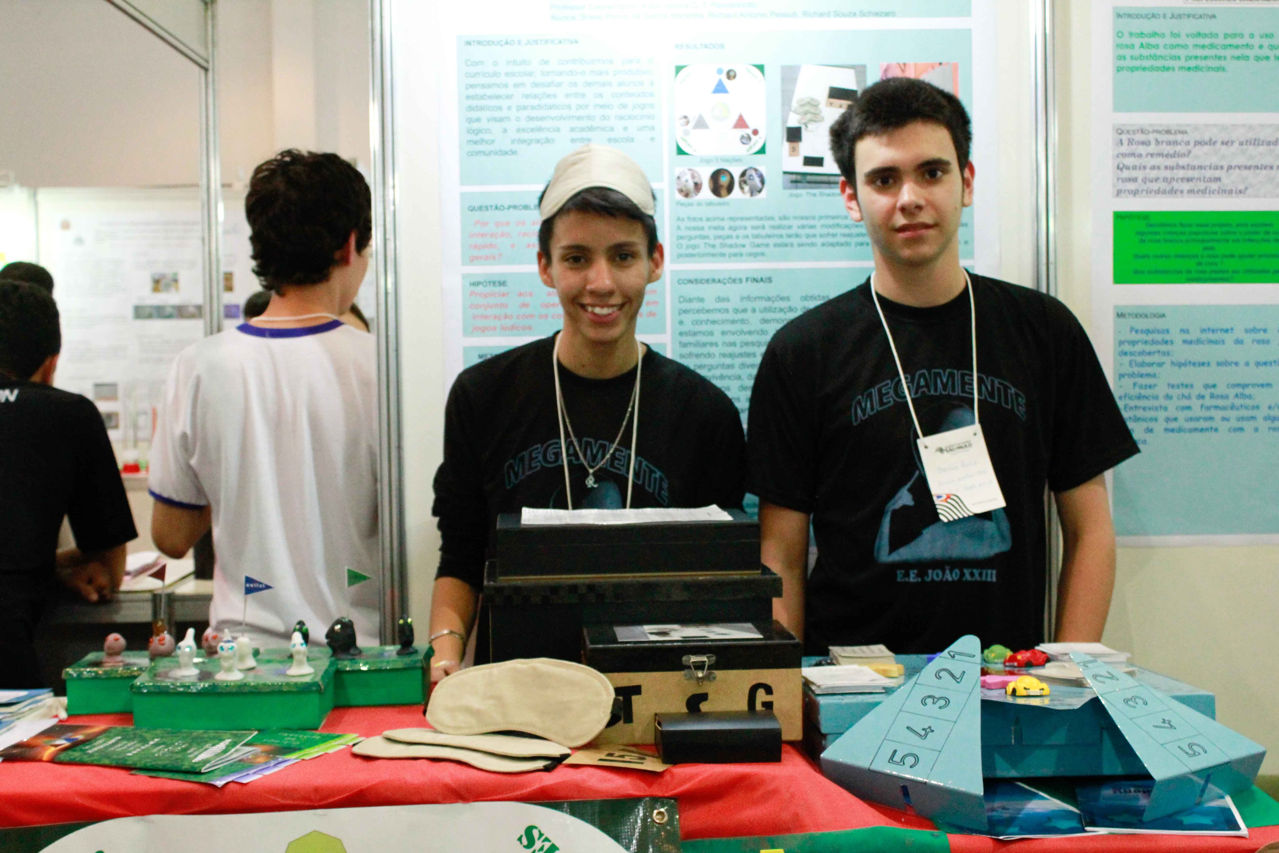 Aprender brincando   

Estudar para o vestibular de uma forma divertida é o
objetivo dos estudantes Breno Ponce de Barros Maranha, Richard Antonio Pessuti
e Richard Souza Schiezaro, da Escola Estadual João XXIII, de Americana. 
